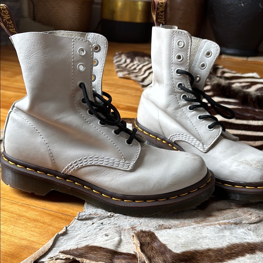 DOC MARTENS WHITE